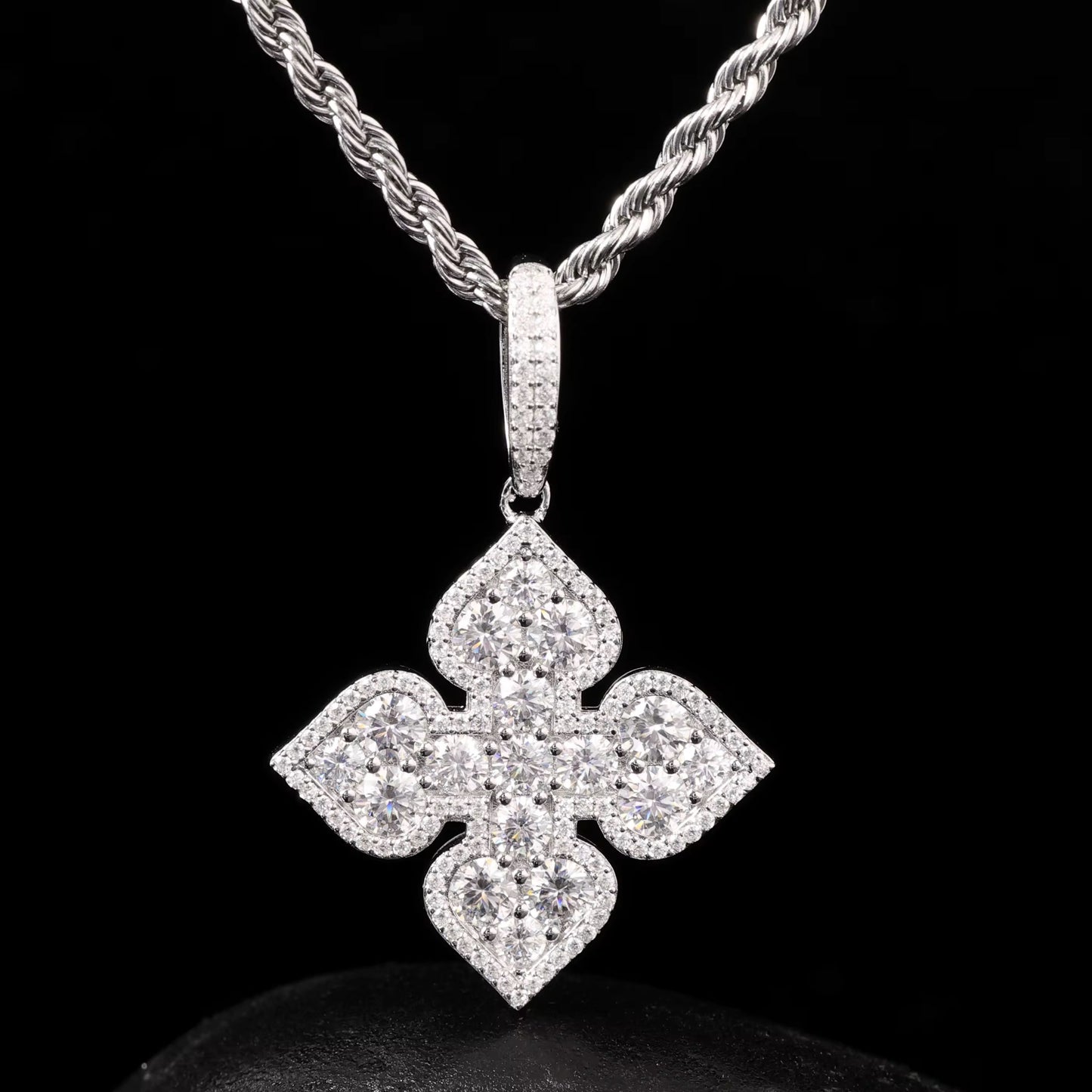 MOISSANITE WHITE CLOVER PENDANT - 925 SILVER - VVS 1