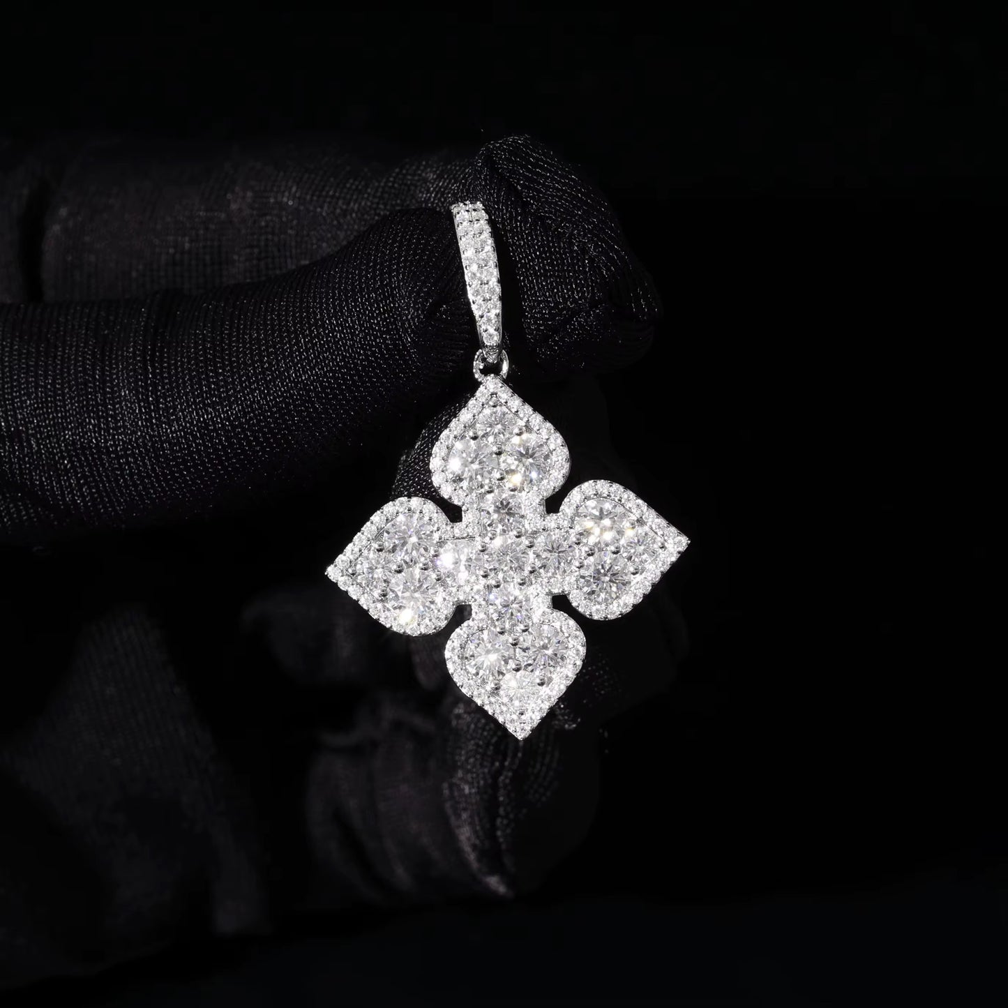 MOISSANITE WHITE CLOVER PENDANT - 925 SILVER - VVS 1